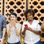 pexels-photo-1083622 Menschen vor Wand mit Smartphones in der Hand